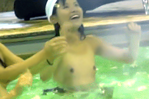 【衝撃】小●生がおっぱいポ(loli)ロリしながらプールで遊んでるぞｗｗｗ-無料エロ動画　AVフリー！ 